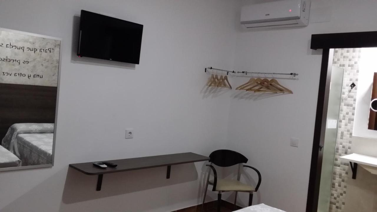 Hostal Almagro - Parking Exterior photo
